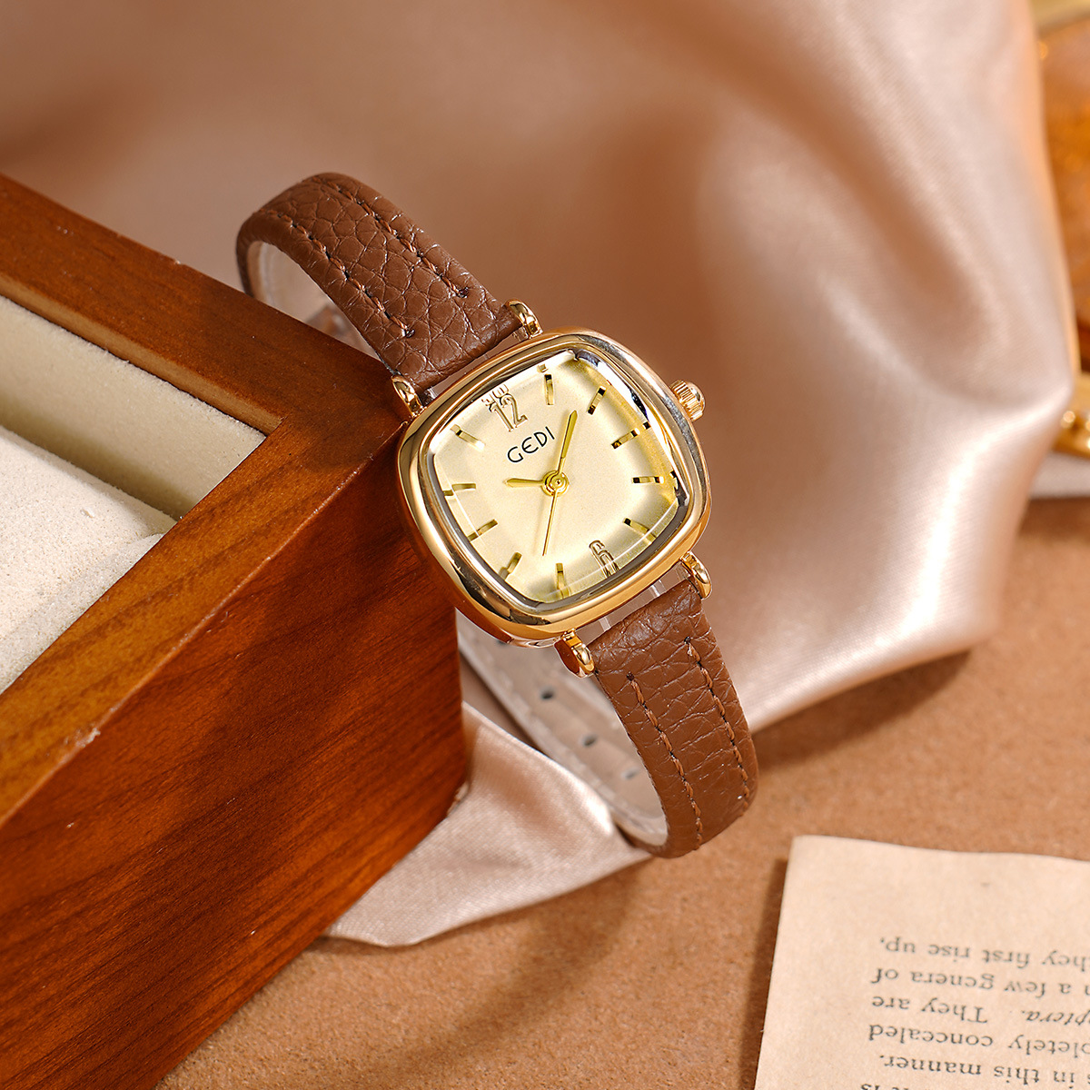 UTHAI 61018 CQ490 Simplicity,  - Luxury Watch Values recension och pris