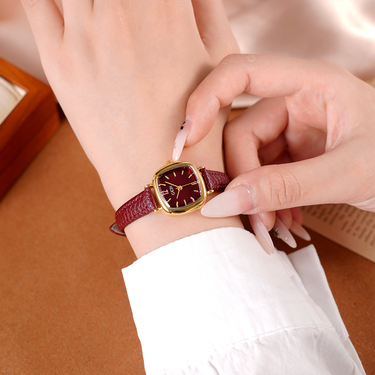 UTHAI 61018 CQ490 Simplicity,  - Luxury Watch Values recension och pris