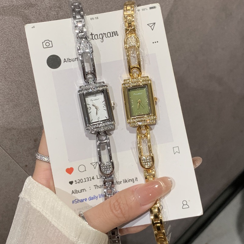 Small pin old money style hand - Luxury Watch Values recension och pris