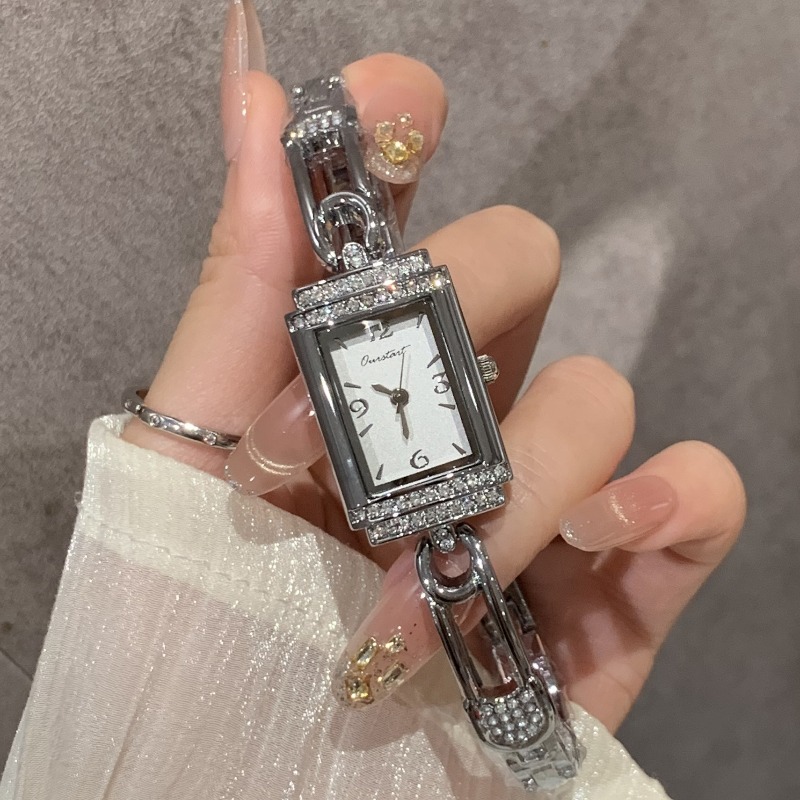 Small pin old money style hand - Luxury Watch Values recension och pris