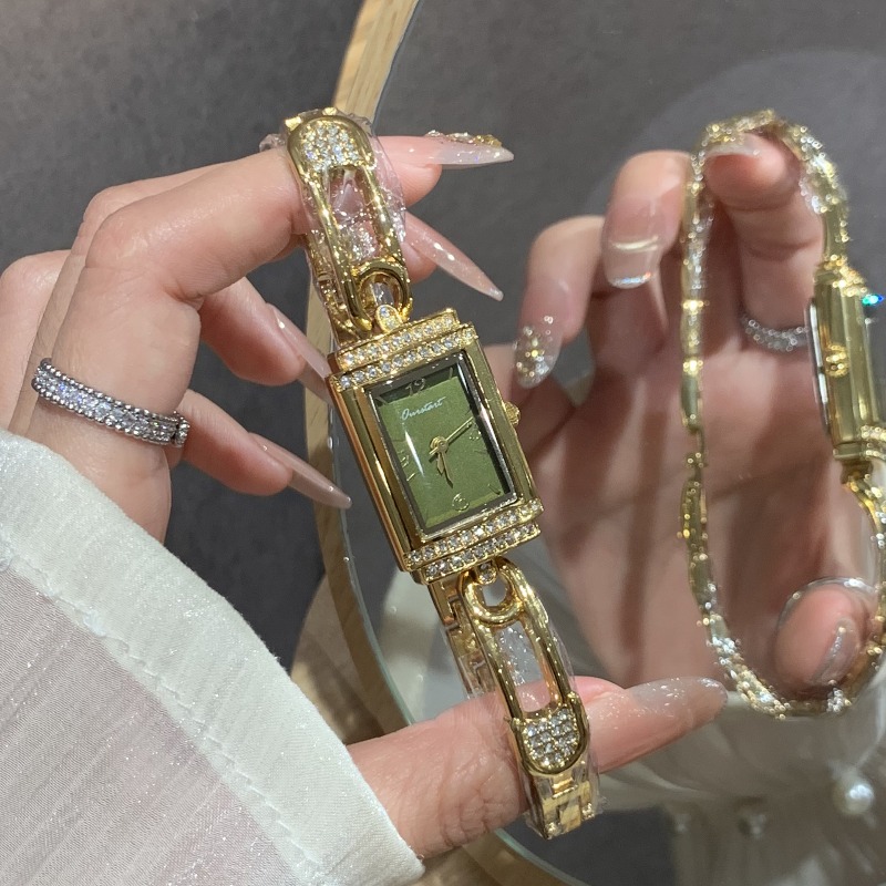 Small pin old money style hand - Luxury Watch Values recension och pris